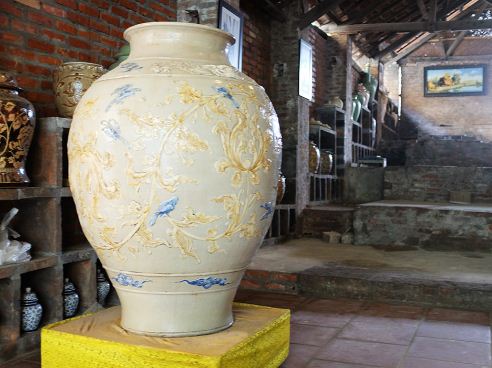 Bat-Trang-ceramic-pottery-village-Hanoi-Vietnam-3